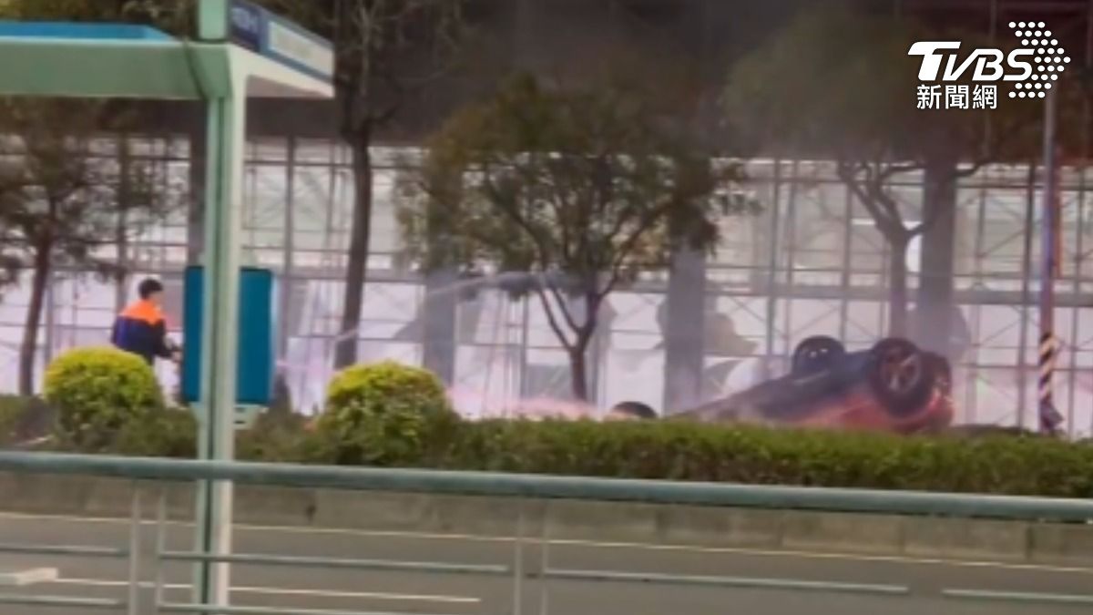 車輛起火冒煙,所幸消防人員迅速將火勢撲滅。(圖/TVBS)