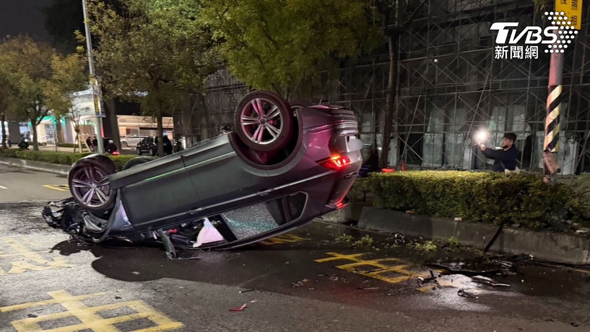 警方發現車內無人,肇事駕駛已逕自離去。(圖/TVBS)