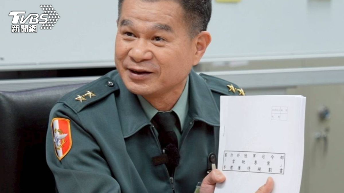 發價書頂多4000億，為何要1.25兆 ？ 國防部戰規司長黃文啓，拿厚厚的《整體獲得規劃書》說明— 只給發價書上的武器錢，把後勤、整合系統刪掉的話，是把武器停在路邊淋雨。（圖／柯勝雄攝）