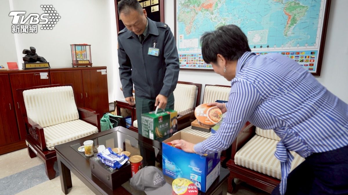 眼看發價書日期已經要到，特別條例卻才剛付委，離通過還有段長路要走。白板、泡麵，天天陪著戰規司沙盤推演，也時時和美方溝通難處。（圖／柯勝雄攝）