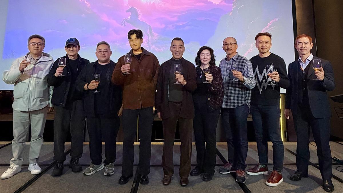 周興哲帶辣妻春酒狂歡!玩猜拳還豪撒紅包 慰勞同事:都是我的貴人
