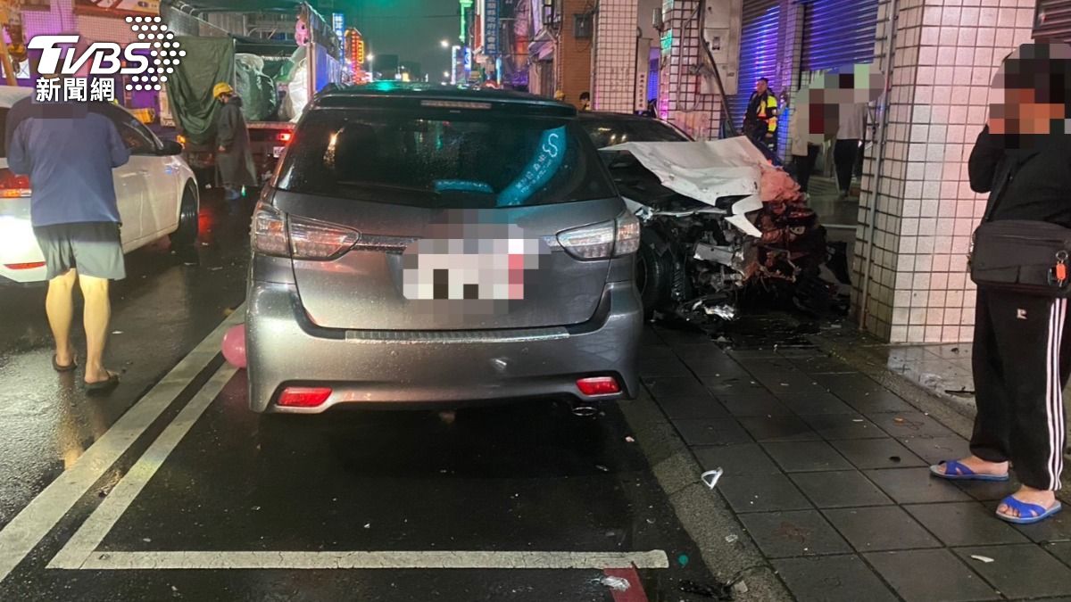 男子毒駕撞死女老師,車體零件散落。(圖/TVBS)