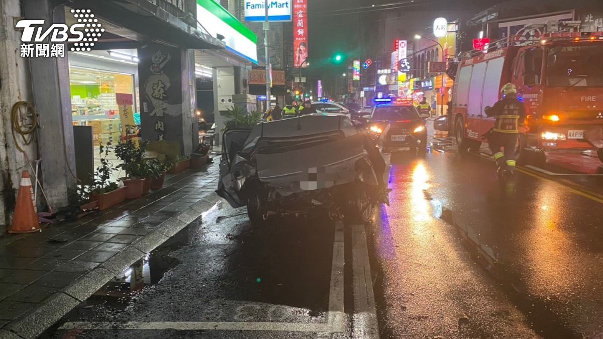 毒駕男高速衝撞8車,釀成1死3傷悲劇。(圖/TVBS)