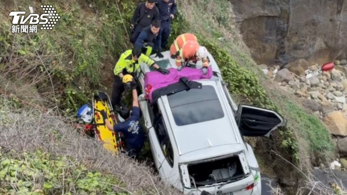 轎車墜谷，駕駛一度受困，目前警消已將人救出。（圖／TVBS）