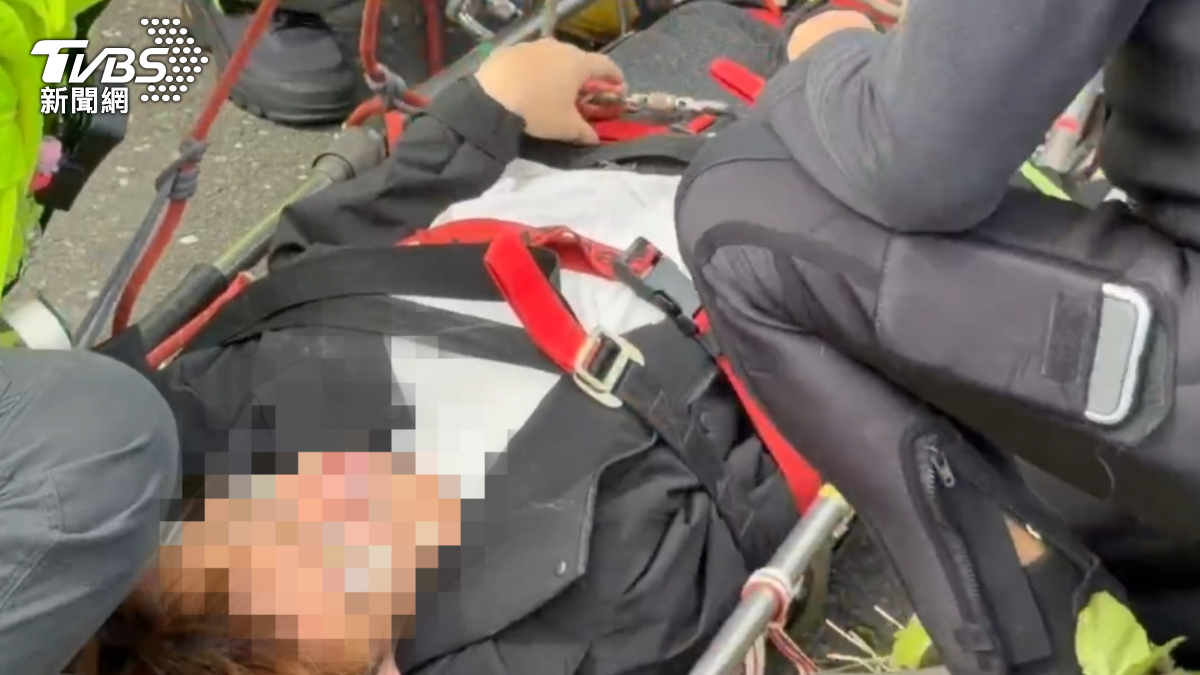 男駕駛疑似想不開墜谷，目前已送往醫院救治。（圖／TVBS）