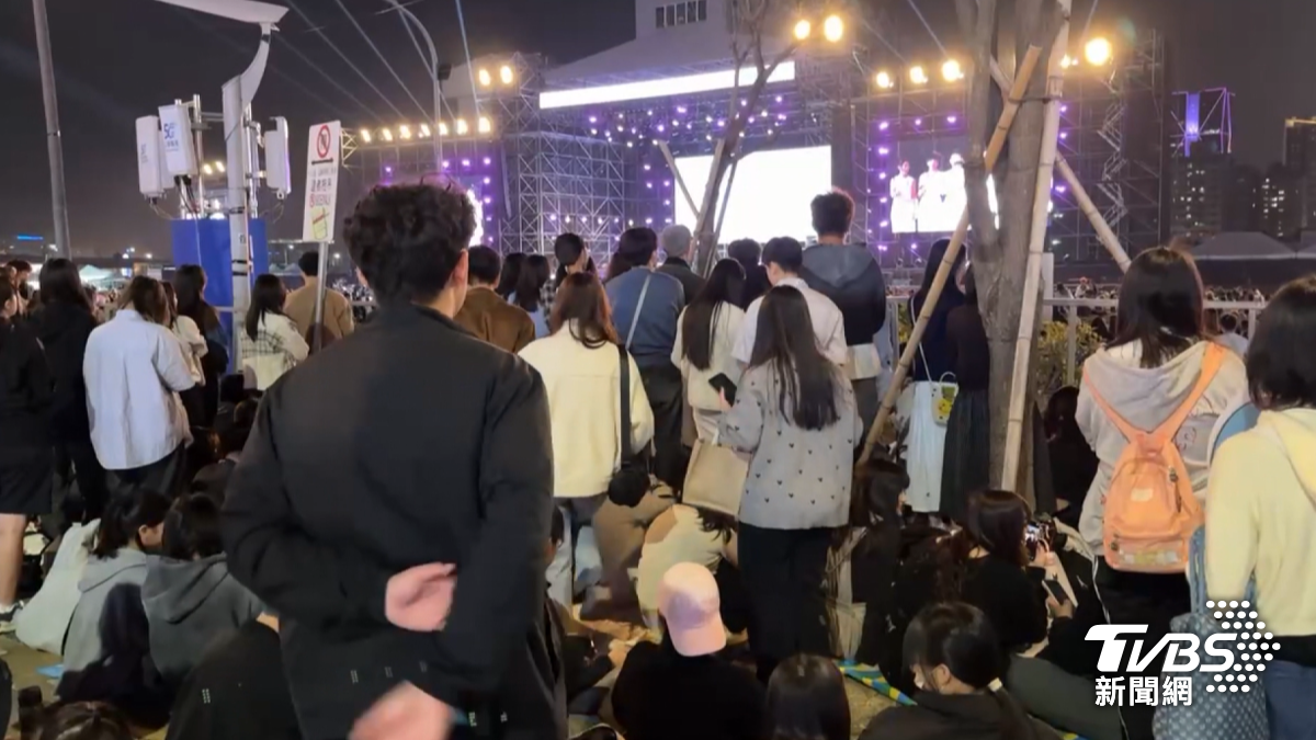 高雄櫻花季13號晚上第一天就出狀況，這樣的品質讓歌迷直呼下次不敢來了。（圖／TVBS）