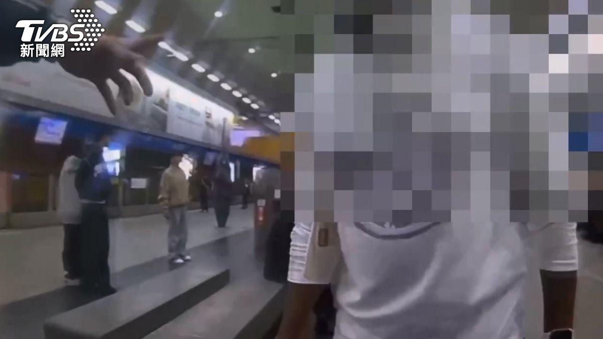 美國籍男子不滿有人亂丟垃圾,上前制止爆口角,情緒激動推警反遭壓制。 (圖/TVBS)