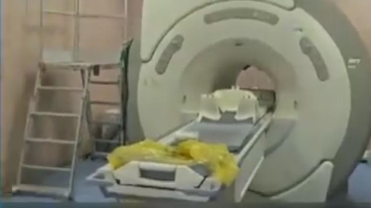 武漢男子接受核磁共振檢查時,被醫生丟包在機器上,人被綁六小時才脫困。(圖/上海東方衛視)