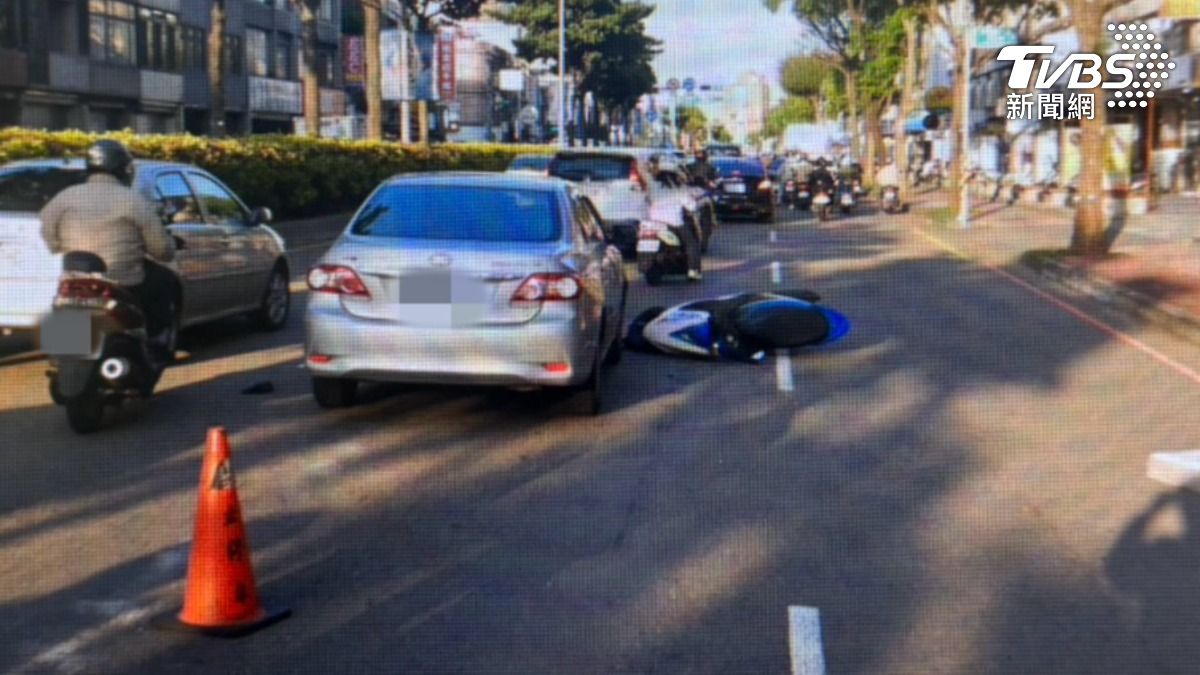 騎士遭飛來床墊擊中，還被車撞，肋骨斷8根。（圖／TVBS）