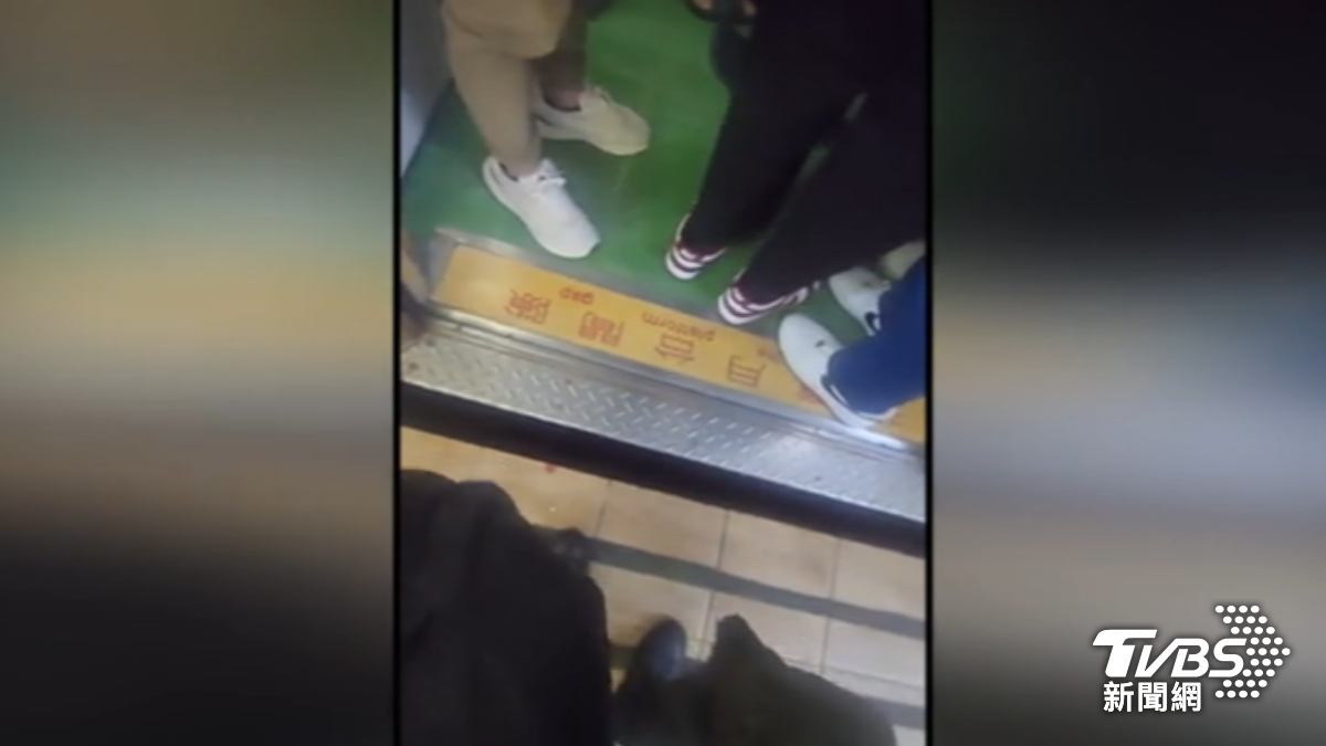 週五晚間,旅客搭乘區間車在汐止站延誤,還被請下車換乘。(圖/@mak_.1225授權提供)