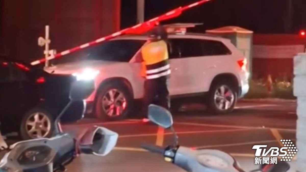 火車要來了!休旅車卡平交道「動彈不得」。(圖/willchu2954 threads)