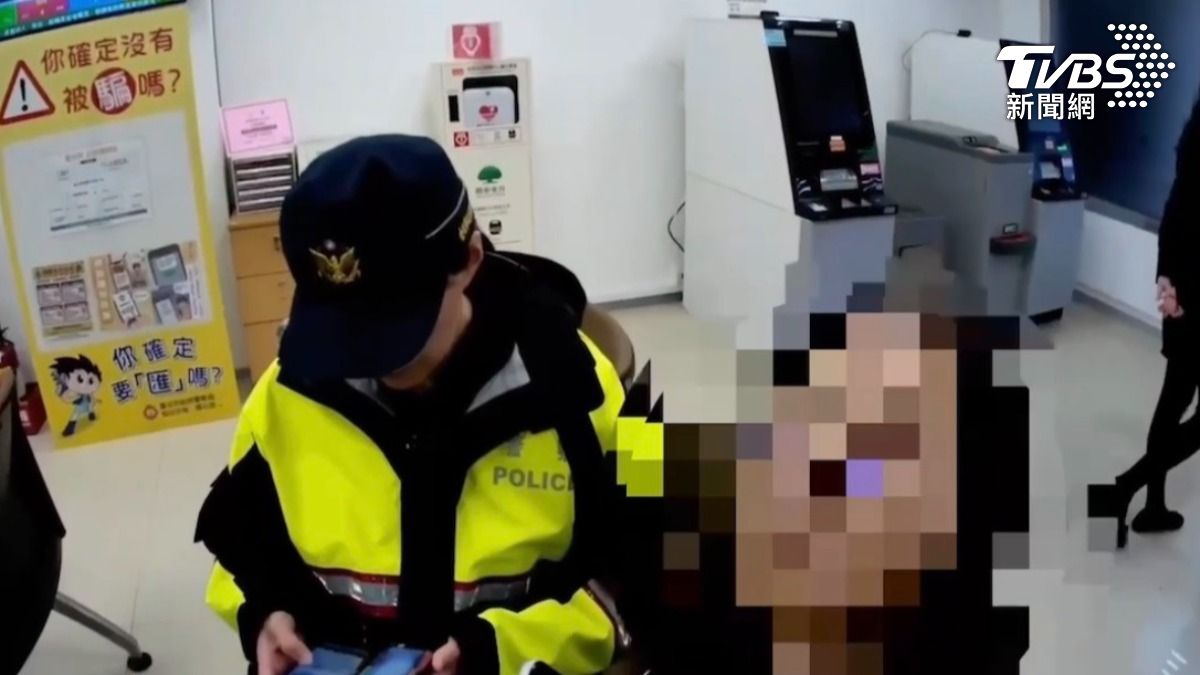 員警到場不斷勸說婦人。（圖／TVBS）