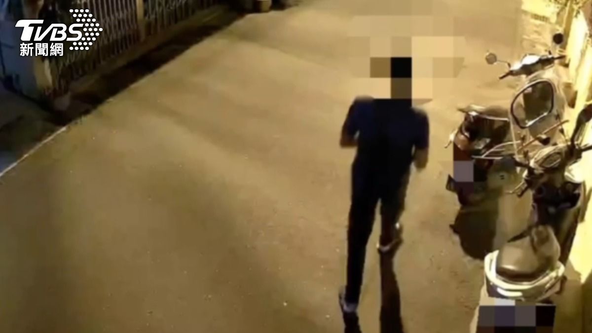 林男不爽友人爭吵先走,立刻持剪刀追上前行兇。(圖/TVBS)