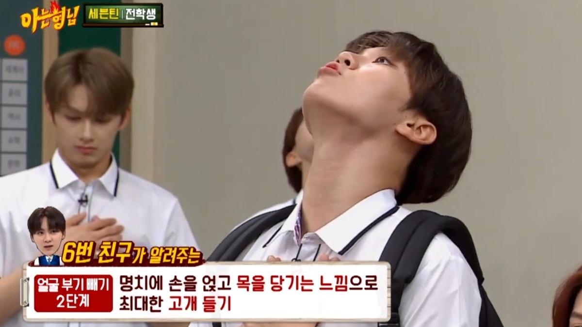 這動作讓頸部兩側都能被拉伸到。(圖/翻攝自JTBC IG)
