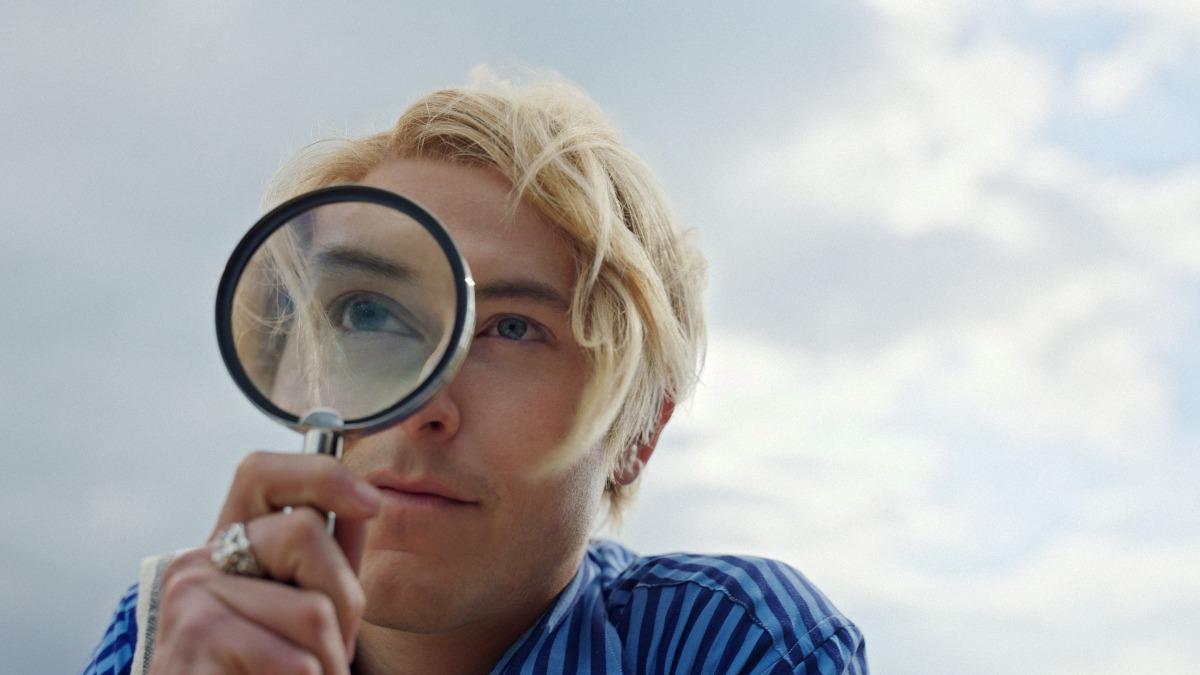 塔茲史卡勒飾演真人「香吉士」。(圖/Netflix提供)