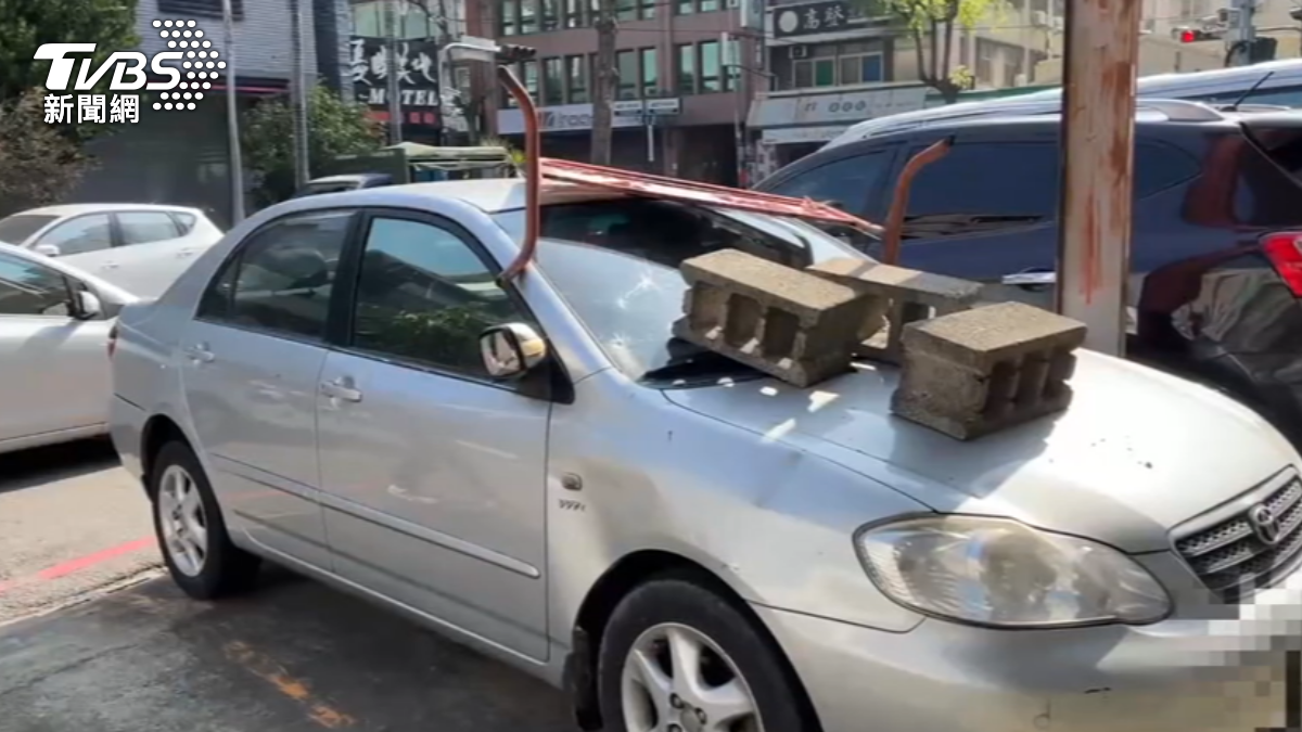 轎車無辜遭空心水泥磚砸毀。(圖/TVBS)