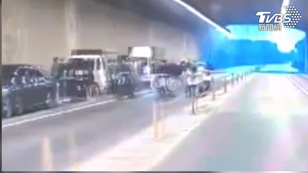 隧道內翹孤輪競速!飆車族靠貨車當「運兵車」躲警查緝(畫面/警方提供)
