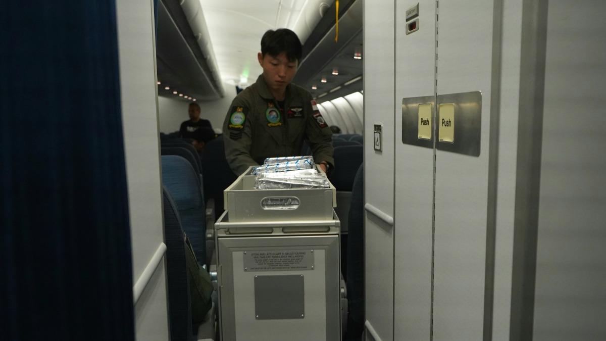 新加坡的MRTT內部環境曝光,舒適內裝與民航客機十分相似,新加坡空軍更化身「空服員」,盡可能降低撤僑民眾的焦慮。(圖/新加坡國防部MINDEF)
