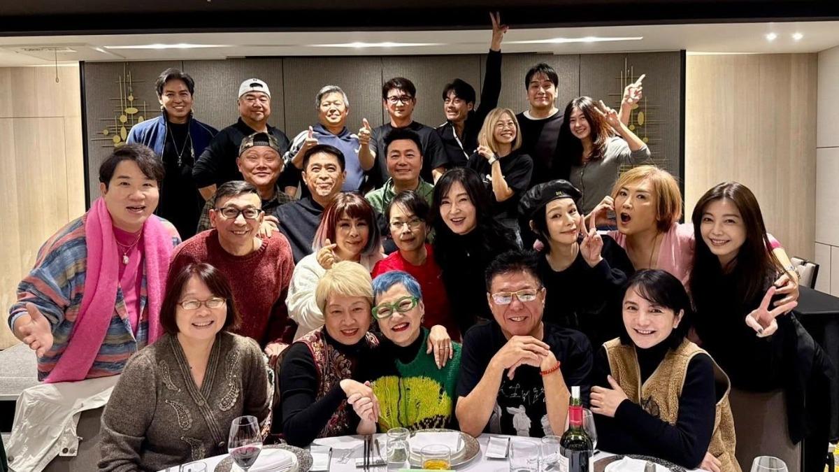 開麗家族世紀同框!吳奇隆屢傳婚變低調返台 她「挺孕肚」合體張小燕