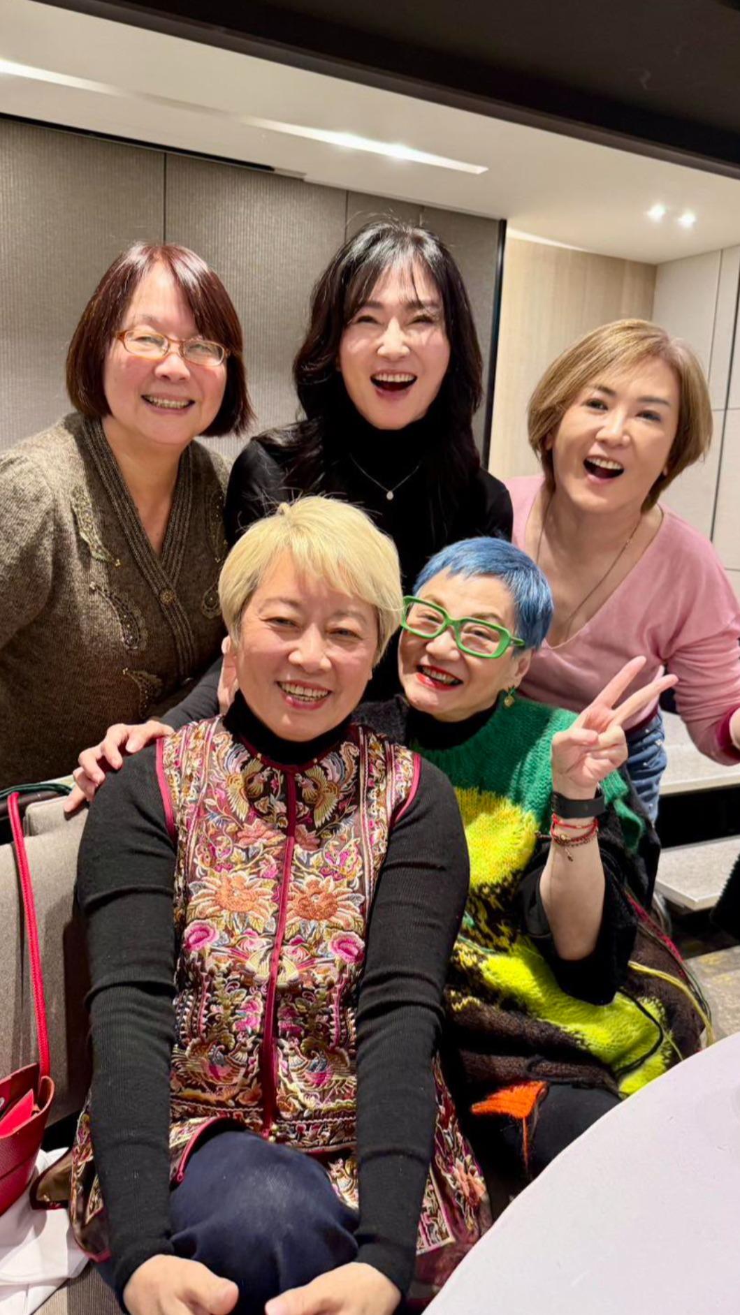 李之勤(後排中)感謝張小燕(前排右)等人當年的提攜。(圖/翻攝自李之勤臉書)