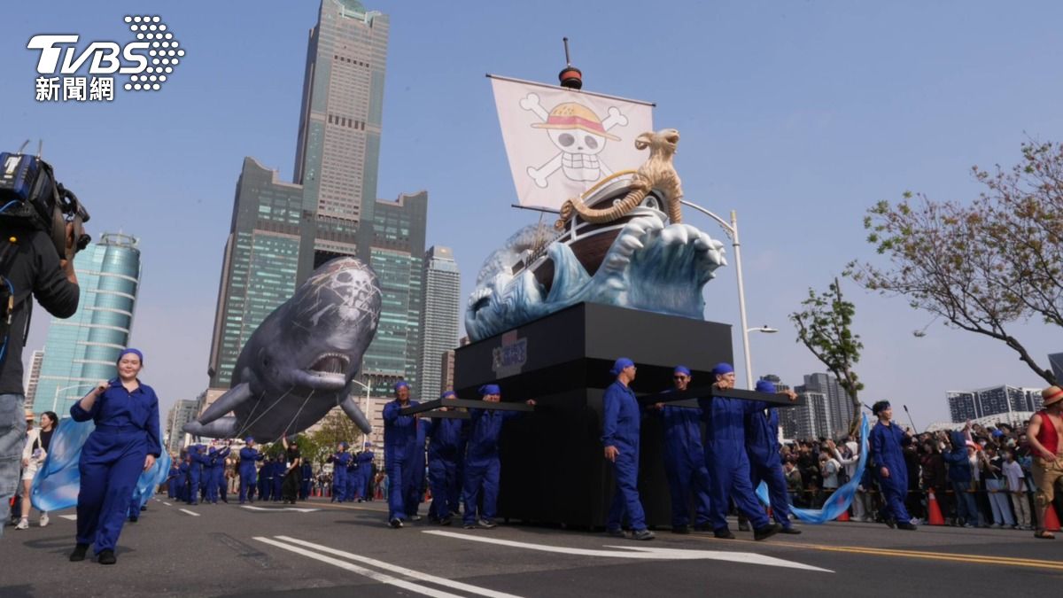 《航海王》梅利號、鯨魚拉布現身港都。(圖/粘祐誠攝)