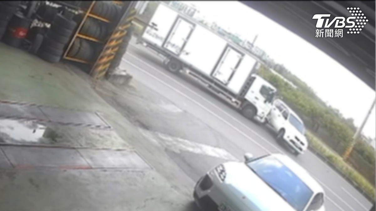 白色休旅車才剛保養完從保養廠倒退出來,沒想到誤踩油門加上太緊張連撞兩車,後輪一度衝上分隔島(圖/TVBS)