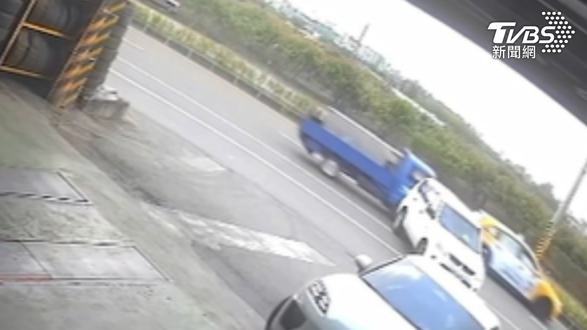 白色休旅車在大馬路旁,慢慢倒車,下一秒補油門倒車,直接遭後方小貨車追撞,後又撞到物流車(圖/TVBS)