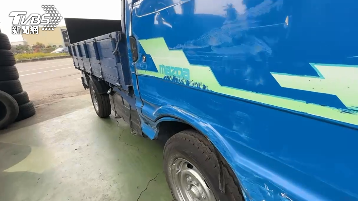 第一部的藍色小貨車車窗碎成蜘蛛網狀,側邊板金嚴重擦傷(圖/TVBS)