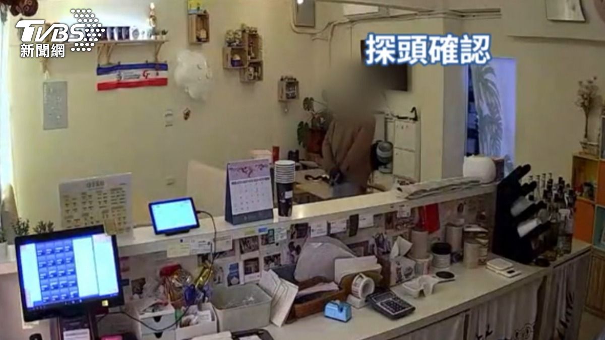 賊探頭觀察是否有人。（圖／TVBS）