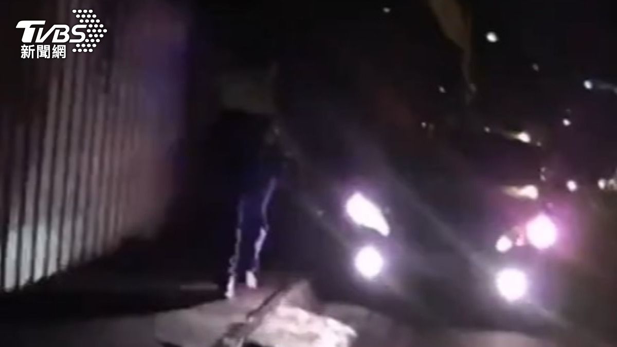 深夜拋下女乘客「駕駛跑了」，警開置物櫃搜出36包毒咖啡。（圖／TVBS）