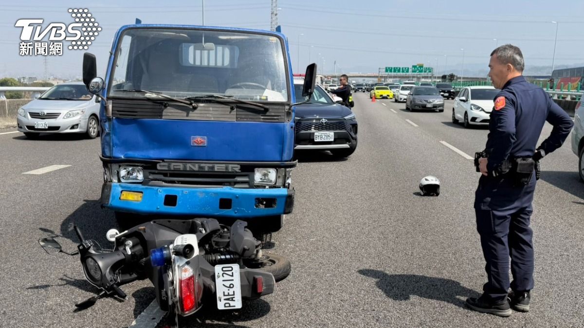 「無牌貨車」國道上猛撞警車逃 悍警逮涉毒駕男