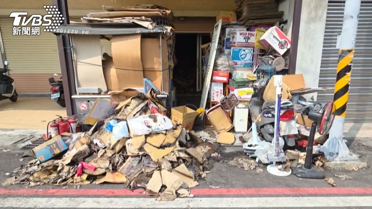 彰化透天厝堆滿紙箱突竄火光!住警器救命 母子3人爬棚逃生