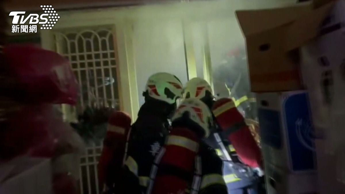 彰化透天厝堆滿紙箱突竄火光!住警器救命 母子3人爬棚逃生
