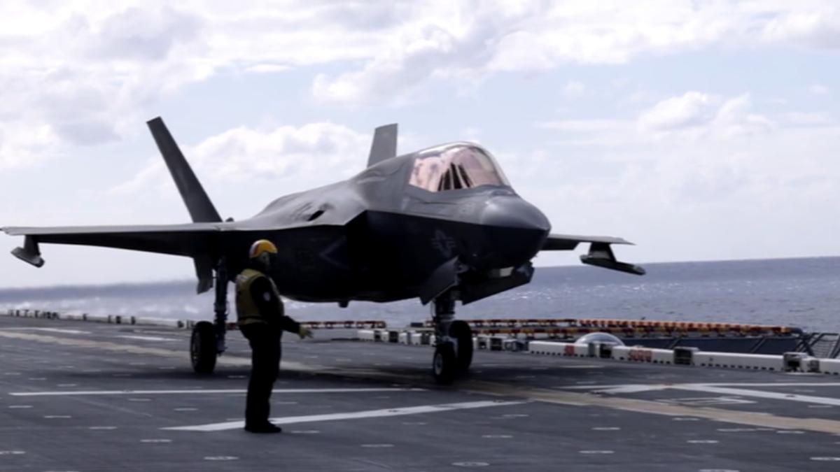 美軍將駐日2500名陸戰隊調往中東增援,兩棲攻擊艦航經台灣周邊。(圖/DVIDS)