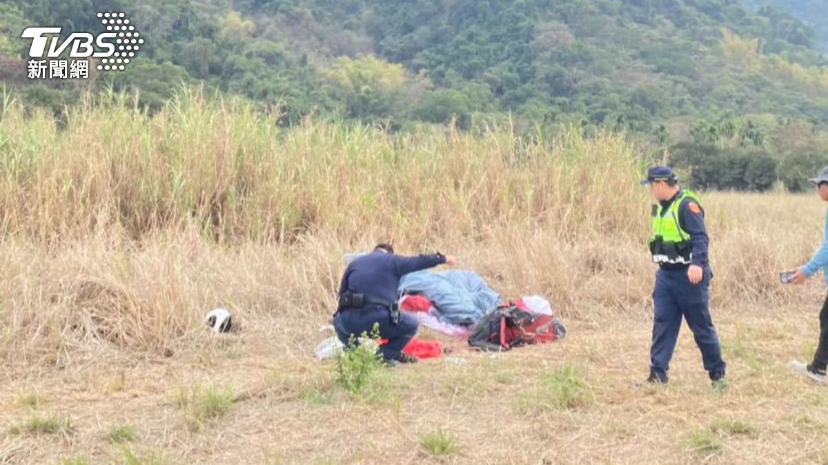 疑似遇到強風，男玩家不慎從約10公尺高處墜落。（圖／TVBS）