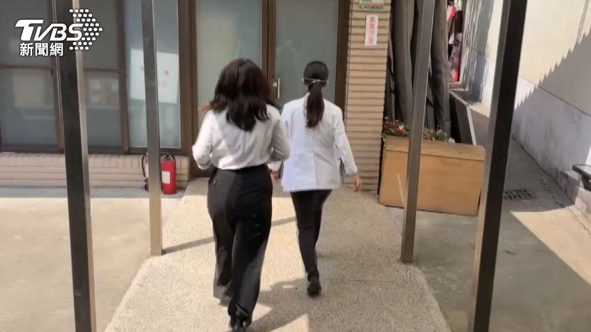 檢察官進殯儀館,火速走進相驗室。(圖/TVBS)