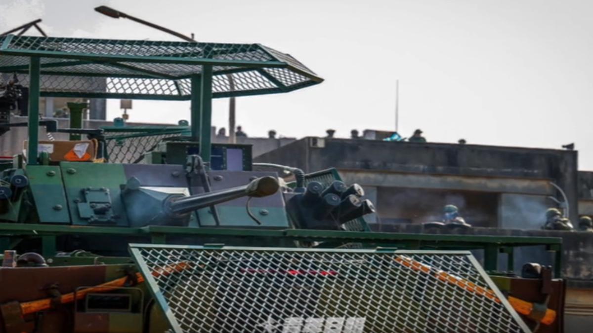 借鏡烏俄戰爭無人機攻擊經驗,陸軍雲豹甲車加裝防護鐵網。(圖/青年日報)