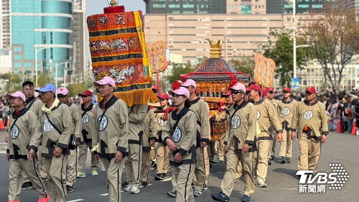 大甲鎮瀾宮的 「大媽」媽祖打頭陣。（圖／林雅婷攝）