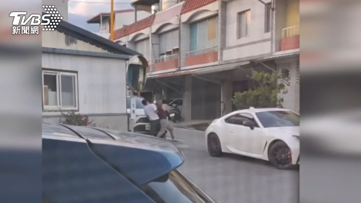 嫌犯路邊攔車，在街上扭打成一團，還架住對方脖子，打到另一部車的引擎蓋上。(圖／TVBS)