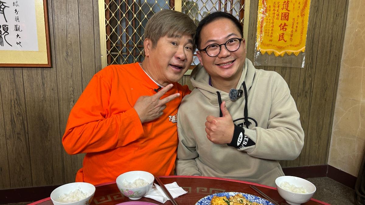 胡瓜與年輕廟公粉絲相見歡。(圖/下面一位提供)