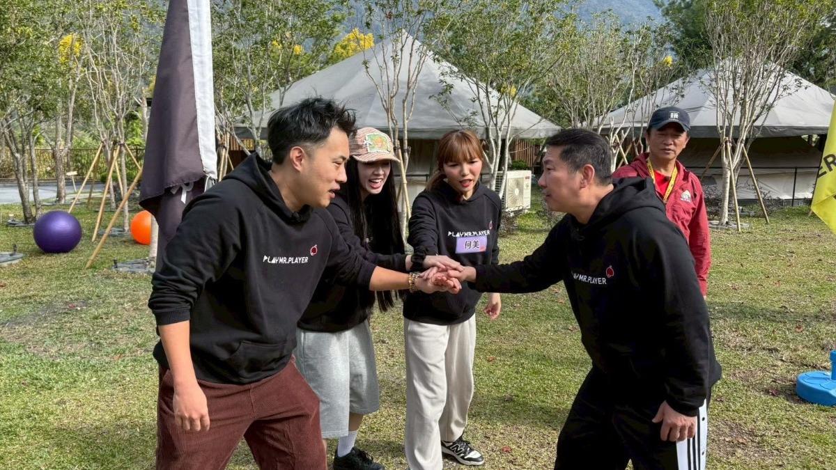 黑隊團結一心。(圖/綜藝玩很大提供)
