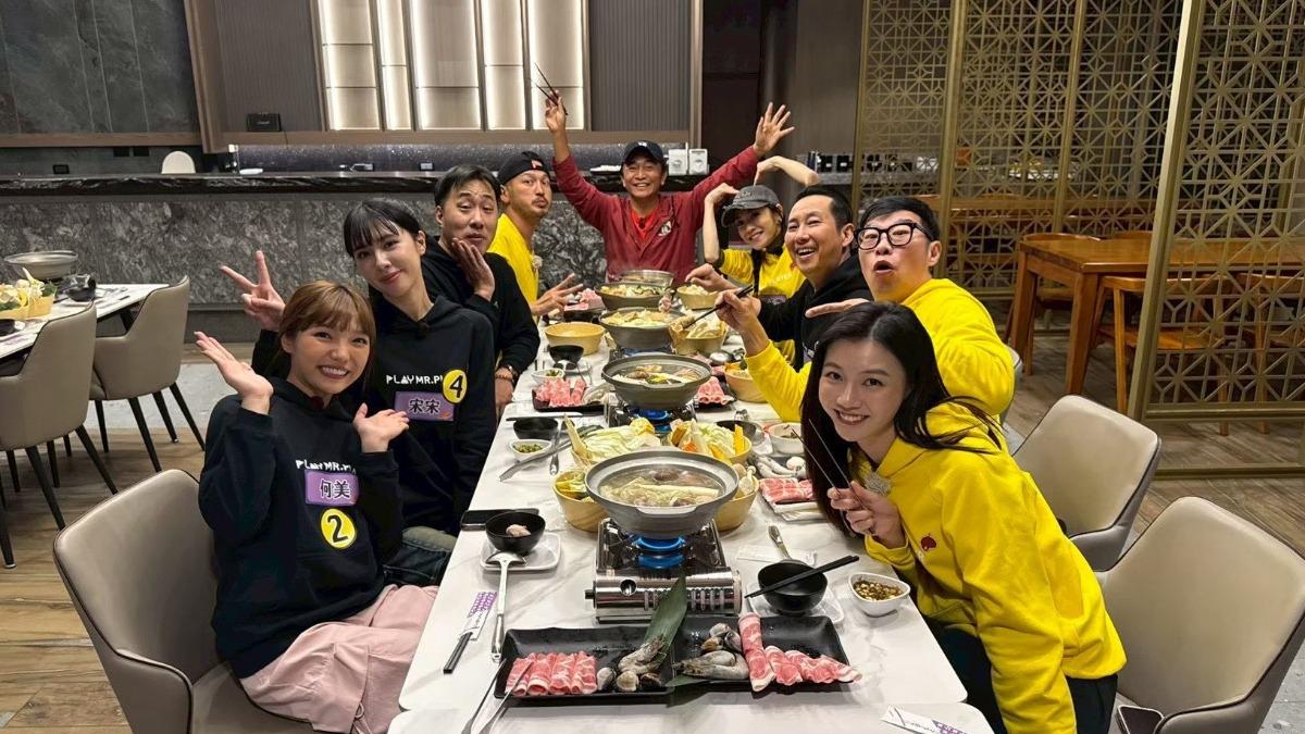何美(左起)、宋宋、余祥銓、、KID、吳宗憲、楊千霈、屈中恆、馬力歐與宋芷芸。(圖/綜藝玩很大提供)