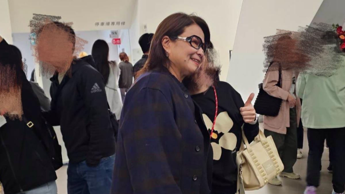 裘海正現身北流欣賞巫啟賢演唱會，更親民和觀眾合照。（圖／讀者提供）