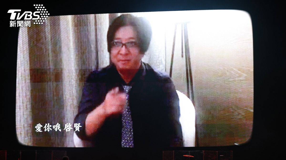 巫啟賢公開袁惟仁曾替他錄製的祝賀影片。(圖/張哲鳴攝)