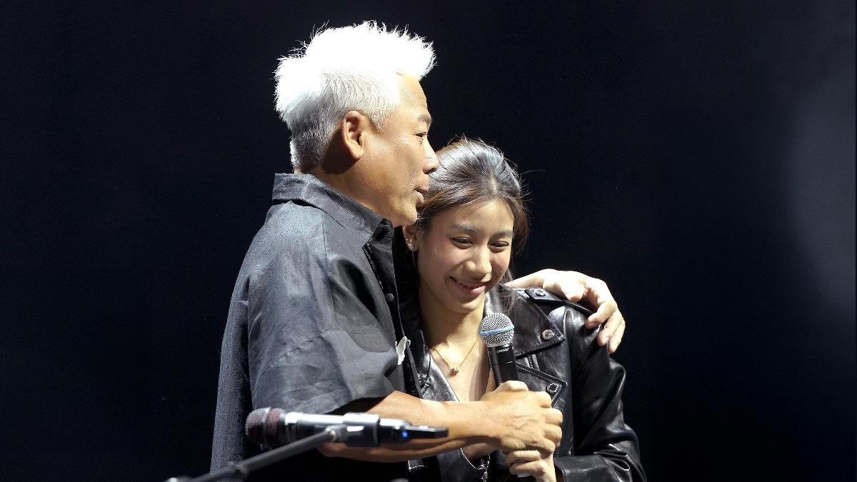 巫啟賢唱一半！黑衣人突衝上台強抱　他嚇壞尖叫...對方真實身分曝