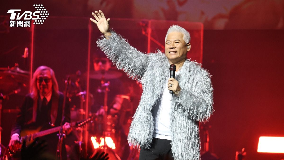 巫啟賢演唱會尾聲訴說對恩師劉文正的感謝。（圖／張哲鳴攝）
