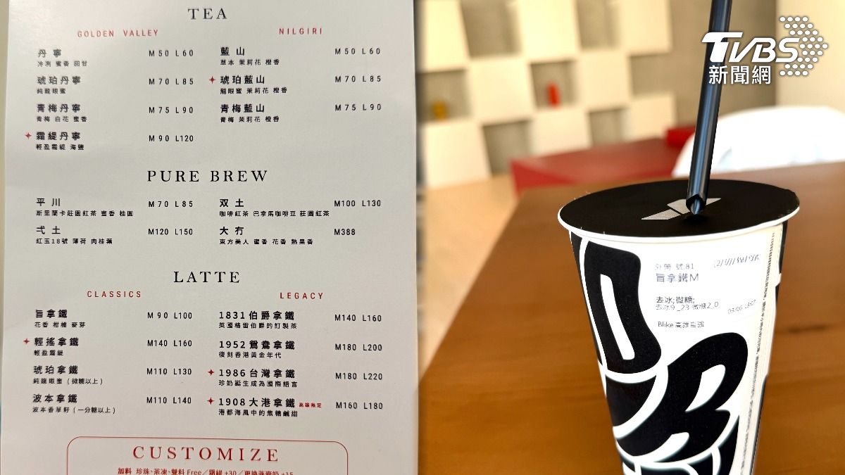 店家的menu上，推薦的1896台灣拿鐵中杯180，大港拿鐵中杯160，價格引起社群討論。（圖／TVBS）