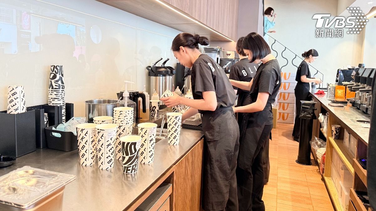 精品奶茶店非熱門時段，吧檯等待製作的還有十多杯，遇上熱門時段，得排一小時。（圖／TVBS）