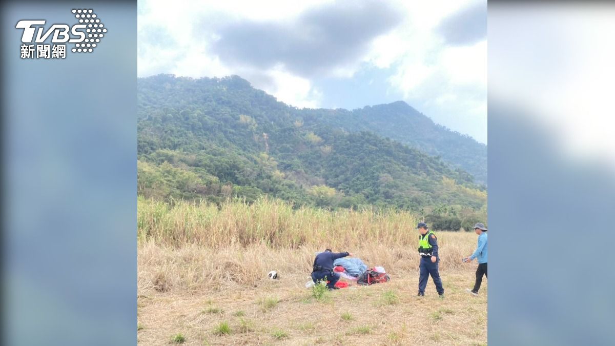 玩家操作無動力滑翔傘，不慎從10公尺高、約3層樓高重摔墜落，當場無呼吸心跳。（圖／TVBS）