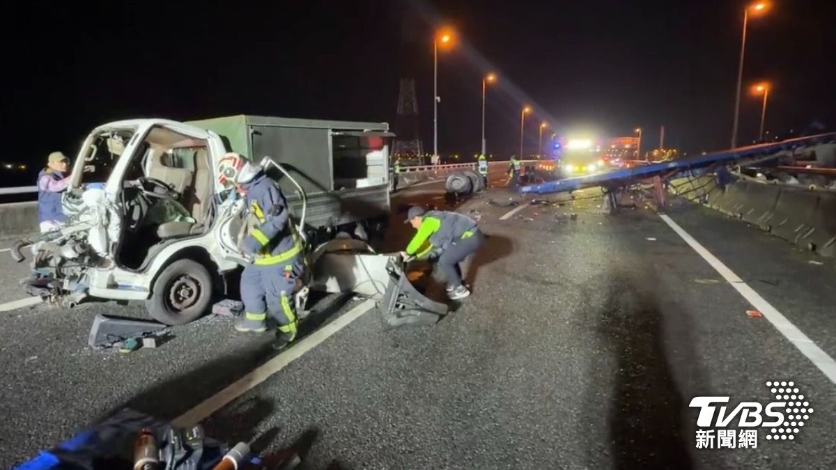 台74線霧峰段拖板車自撞墜橋「駕駛慘死」 另1人搶救中